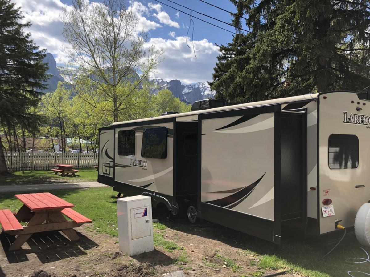 Rundle Mountain Rv Park Otel Canmore Dış mekan fotoğraf